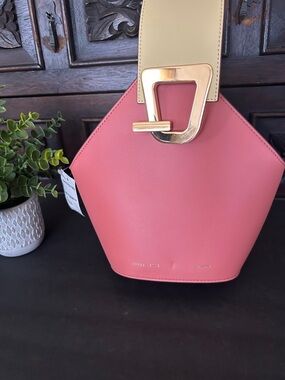 DANSE LENTE
Mini Johnny Leather
Hexagonal
Bucket Bag